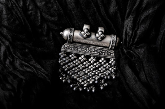 a black and white photo of a necklace